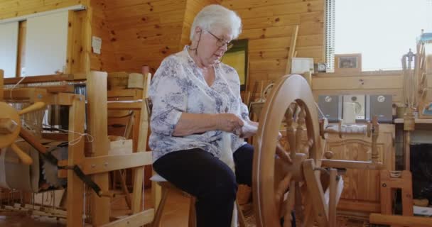 Femme Senior Opérant Machine Tisser Dans Atelier — Video