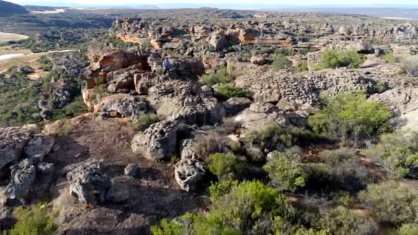 Mannelijke Rock Klimmer Lopen Een Rotsachtige Berg Platteland — Stockvideo