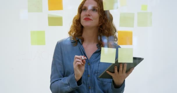 Podnikatelka Psaní Poznámek Sticky Notes Čtení Kanceláři — Stock video