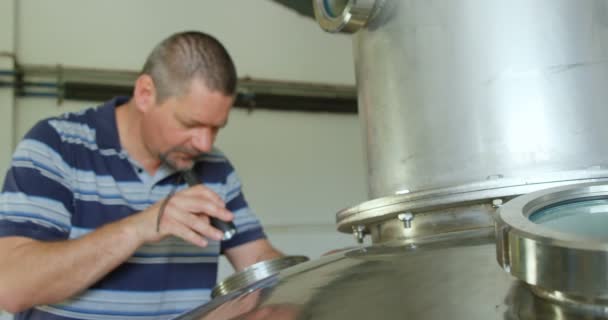 Trabajador Masculino Examinando Tanque Destilación Fábrica — Vídeos de Stock