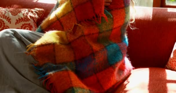 Pensativo Mulher Madura Envolto Cobertor Casa — Vídeo de Stock