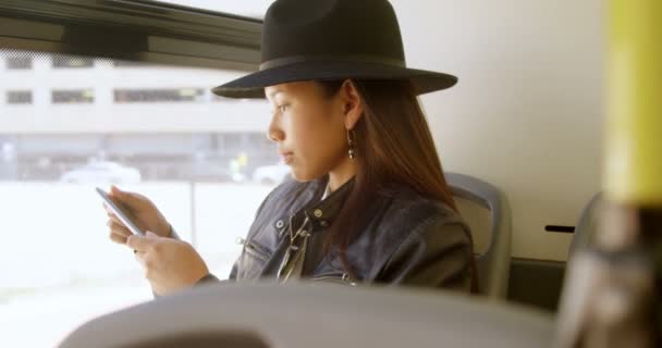 Εφηβικό Κορίτσι Λαμβάνοντας Φωτογραφία Κινητό Τηλέφωνο Στο Λεωφορείο — Αρχείο Βίντεο