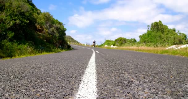 Jovem Ciclista Feminina Pedalando Uma Estrada Rural — Vídeo de Stock