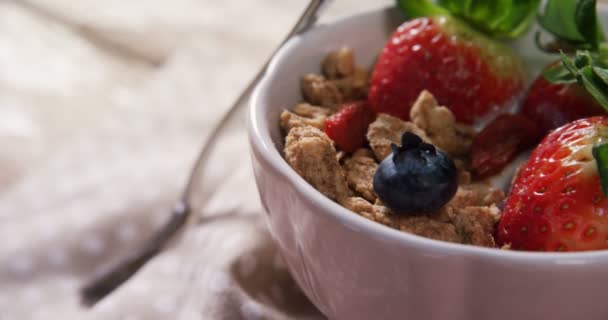 Închiderea Cerealelor Fructe Într Bol — Videoclip de stoc