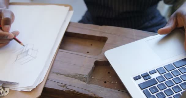 Плотник Рисует Бумаге Время Использования Ноутбука Мастерской — стоковое видео