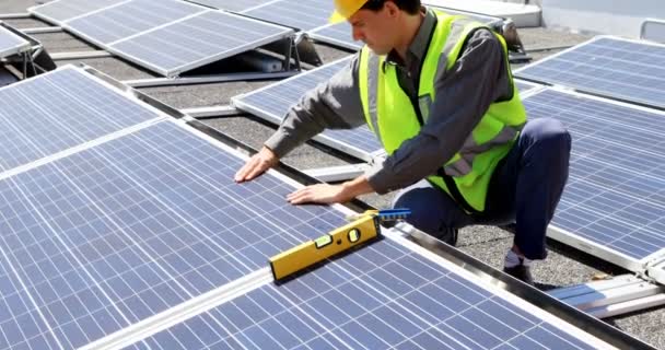 Männlicher Arbeiter Bei Der Arbeit Einer Solarstation Einem Sonnigen Tag — Stockvideo