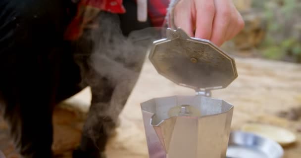 Чоловік Відкриває Кришку Посуду Кемпінгу — стокове відео