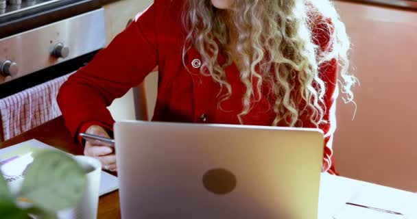 Rijpe Vrouw Met Behulp Van Mobiele Telefoon Keuken Bij Huis — Stockvideo