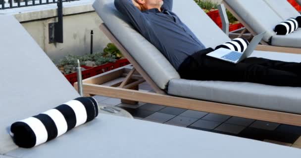 成熟的商人放松阳光躺椅在酒店4K — 图库视频影像