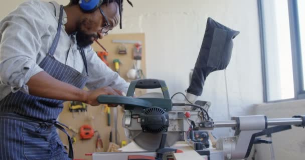 Charpentier Découpe Planche Bois Avec Scie Électrique Dans Atelier — Video