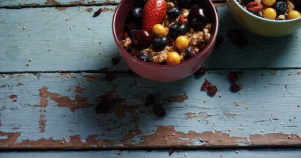 Närbild Hälsosam Frukost Skål Ett Bord — Stockvideo