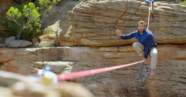 Mountaineer Começa Equilibrar Corda Bamba Entre Montanhas — Vídeo de Stock
