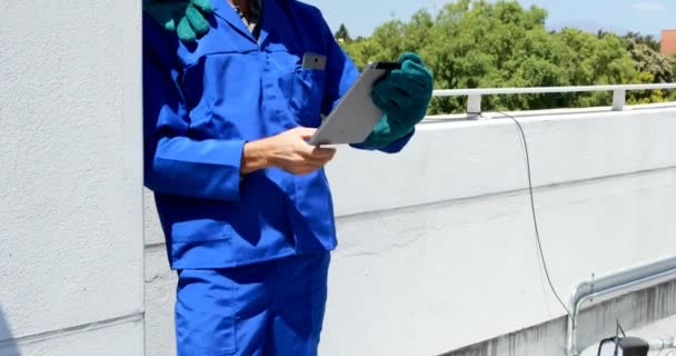 Άνδρας Εργαζόμενος Χρησιμοποιώντας Ψηφιακό Tablet Στο Σταθμό Ηλιακής Μια Ηλιόλουστη — Αρχείο Βίντεο
