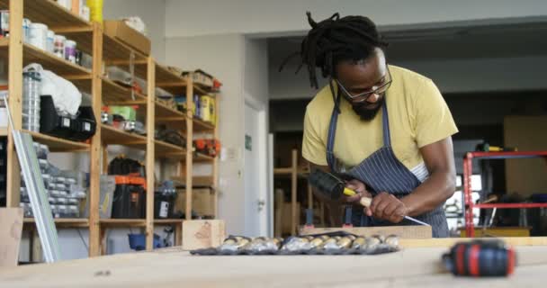 Timmerman Carving Hout Met Hamer Aan Tafel Workshop — Stockvideo