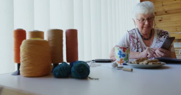 Senior Woman Sitting Table Operating Mobile Phone Workshop — Stock Video