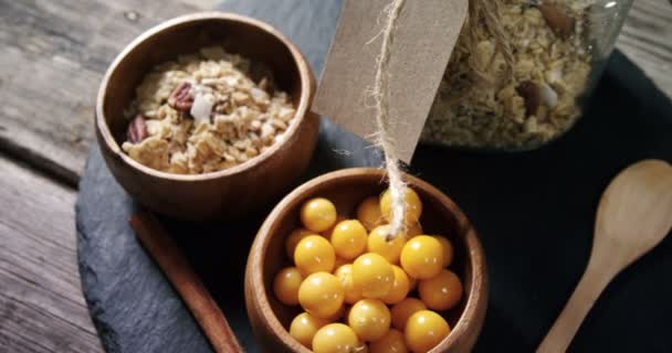 Cuenco Grosella Tarro Muesli Sobre Una Mesa Madera — Vídeos de Stock