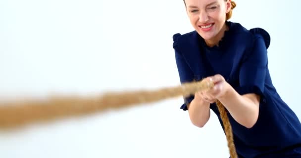 の白い背景に対してロープを引っ張る若い女性 — ストック動画