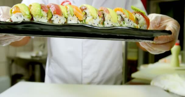 男厨师在餐厅里拿寿司托盘4K — 图库视频影像