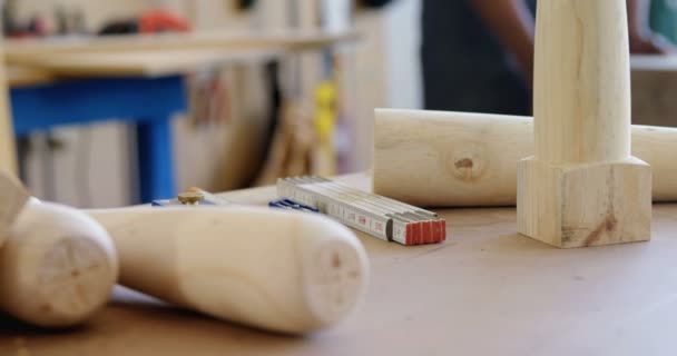 Nahaufnahme Von Holzsäulen Auf Dem Tisch Der Werkstatt — Stockvideo