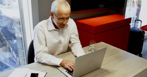 成熟的商人使用笔记本电脑在酒店房间4K — 图库视频影像