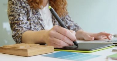 Grafik tablet kullanarak ve dizüstü bilgisayar, ofis kabinde 4 k işletim işkadını