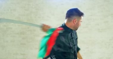 Kung fu fighter fitness Studio 4 k kılıçla dövüş sanatları uygulamak