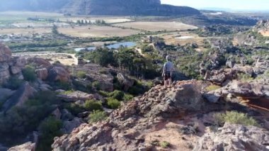 Kayalık dağ kırsal 4 k üzerinde duran erkek dağcı