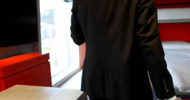 Olgun işadamı 4 k otel odasında cep telefonu konuşurken