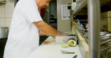 Erkek chef restoranda 4 k mutfak tezgah üstü Nori yerleştirme