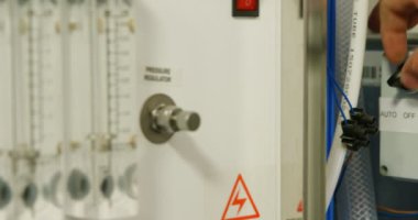 Erkek işçi fabrikada 4 k makine işletim Close-up