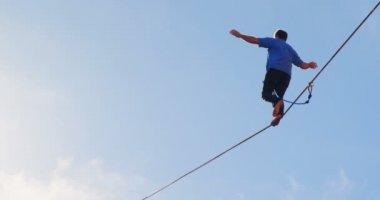 Highline sporcunun slackline 4 k yürüyüş düşük açılı görünüş