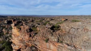 Kayalık dağ kırsal 4 k üzerinde duran erkek dağcı