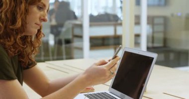 Güzel iş kadını ofiste 4 k masada cep telefonunuzun