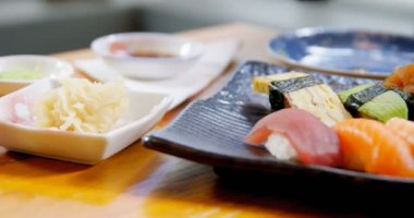 Yakın çekim bir suşi restoran 4 k olan kadın