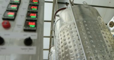 Damıtma tankı ve Makine Fabrikası 4k yakın çekim