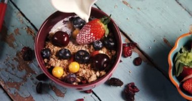 Sağlıklı bir kahvaltı 4 k dökülür varlık süt Close-up