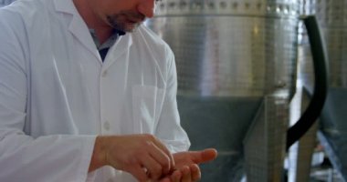 Olgun erkek işçi fabrikada 4 k sloe cin kokulu