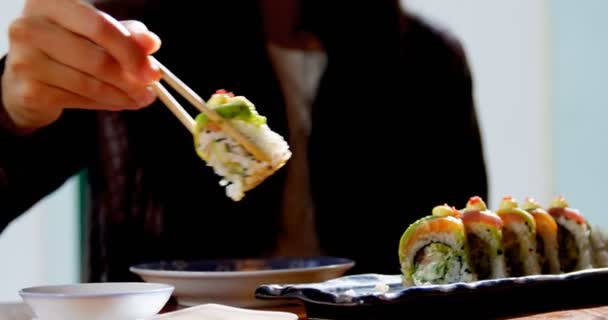 Close Mulher Tendo Sushi Com Molho Restaurante — Vídeo de Stock