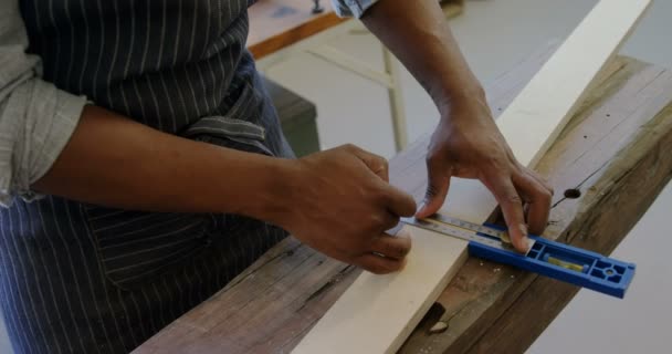 Tischler Vermessen Holzplanke Mit Skala Werkstatt — Stockvideo