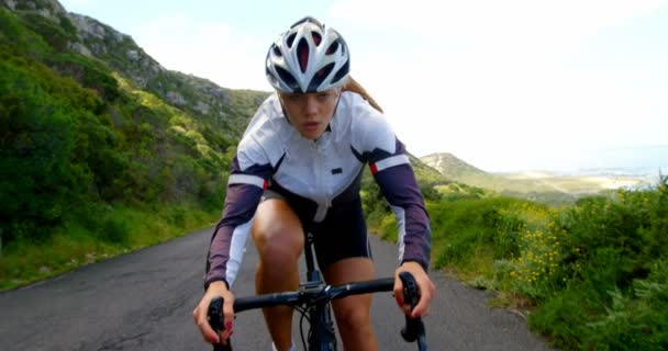 Acercamiento Bicicleta Ciclista Femenina Una Carretera Rural — Vídeos de Stock