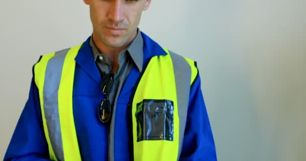 Mannelijke Werknemer Met Behulp Van Digitale Tablet Zonnestation Kantoor — Stockvideo