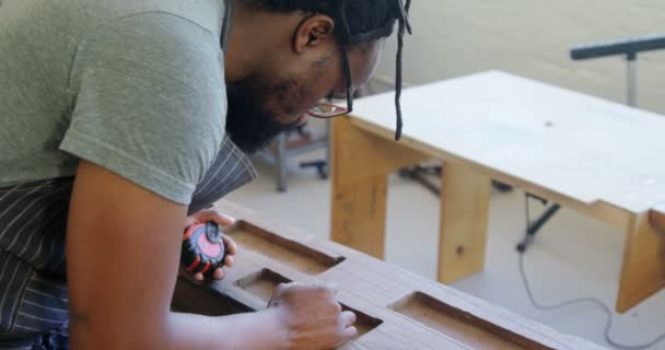 Tischlermarkierung Mit Bleistift Auf Holz Werkstatt — Stockvideo