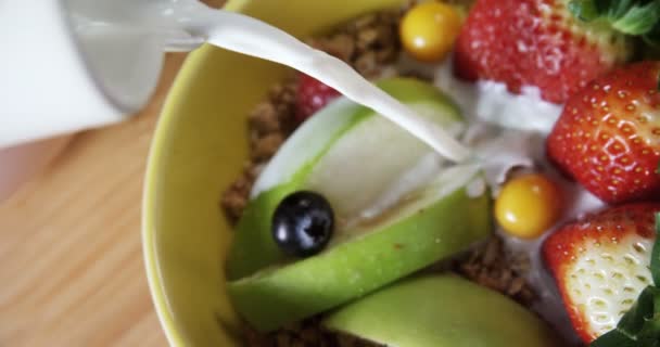 Nahaufnahme Von Milch Die Auf Ein Gesundes Frühstück Gegossen Wird — Stockvideo