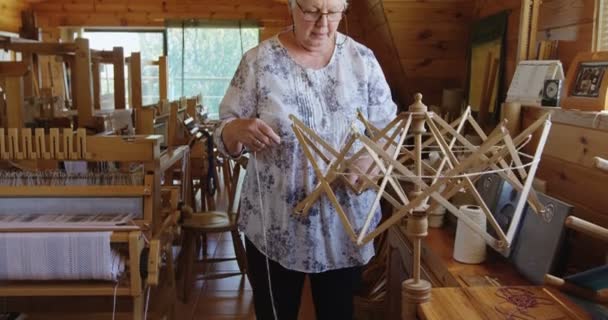 年配の女性が のワーク ショップ織り機を動作 — ストック動画