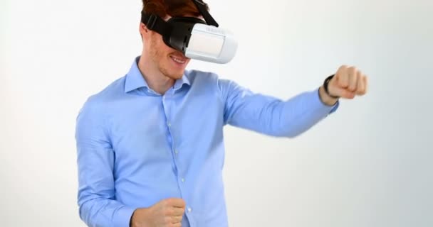 Hombre Joven Usando Auriculares Realidad Virtual Contra Fondo Blanco — Vídeos de Stock