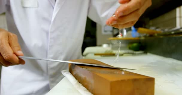 Seção Intermediária Chef Masculino Afiar Faca Uma Pedra Amolar Cozinha — Vídeo de Stock