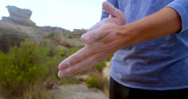 Hombre Guapo Aplicando Polvo Tiza Las Manos — Vídeos de Stock