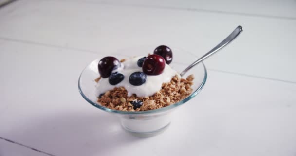 Skål Med Yoghurt Müsli Körsbär Och Blåbär Till Frukost Träbord — Stockvideo