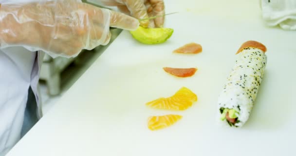 Αρσενικό Σεφ Κοπή Αβοκάντο Φρούτα Στην Κουζίνα Στο Εστιατόριο — Αρχείο Βίντεο