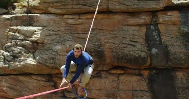 Bergsteiger Stürzt Beim Balancieren Auf Dem Seil Zwischen Berg — Stockvideo
